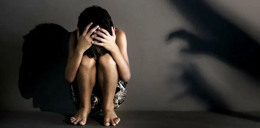 Γαλλία: Κάθειρξη σε πατέρα που βίαζε την κόρη του – Συμμετείχε και βιντεοσκοπούσε τους βιασμούς της και από άλλους
