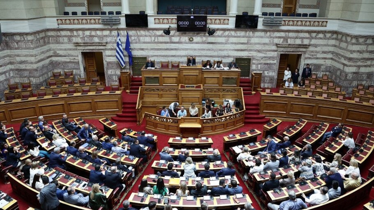 Πολιτική πόλωση για τον προϋπολογισμό 2025: ΦΠΑ και φορολογικές διαφορές στο επίκεντρο