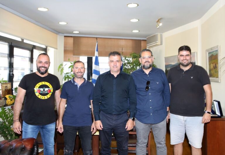 Στον Δήμαρχο Λαρισαίων τα μέλη του Λαρισαϊκού Συλλόγου Καναρινόφιλων