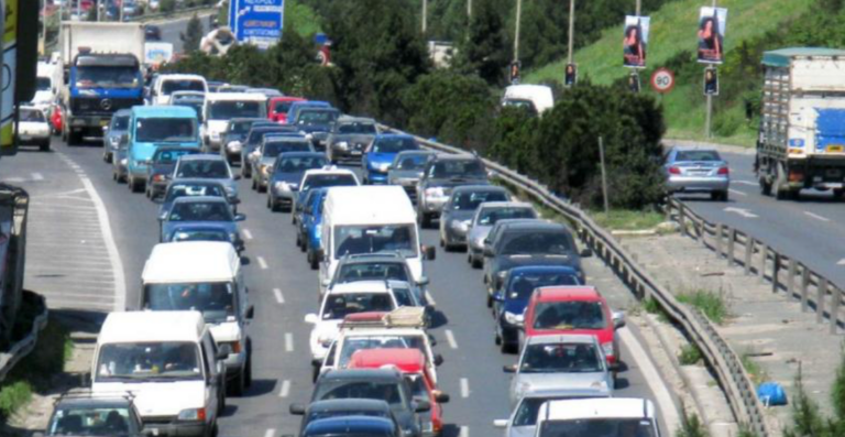 Θεσσαλονίκη: Κυκλοφοριακό κομφούζιο από ανατροπή φορτηγού στην Περιφερειακή