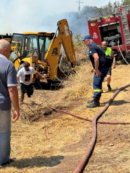 πυρκαγια-πλακα-λιτοχωρου-4 Έσβησε η φωτιά στην Πλάκα Λιτοχώρου