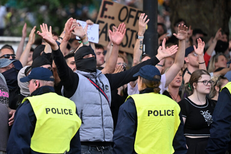 Βρετανία: Τουλάχιστον 90 συλλήψεις μετά τις ταραχές σε αντιμεταναστευτικές διαδηλώσεις