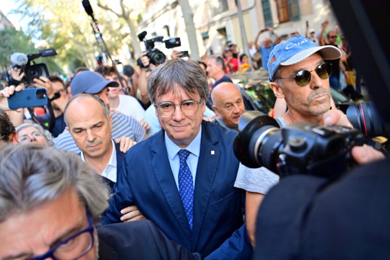 Με ψάθινο καπέλο ανάμεσα στο πλήθος διέφυγε ο Πουιτζντεμόντ σύμφωνα με την εφημερίδα La Vanguardia
