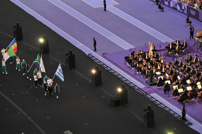 Ολυμπιακοί Αγώνες 2024 – Τελετή Λήξης: Πρώτη στο στάδιο η Ελλάδα με σημαιοφόρους την Πλατανιώτη και τον Καραλή