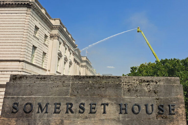 Somerset House: Σώθηκαν τα έργα τέχνης μετά την πυρκαγιά στο κέντρο τέχνης του Λονδίνου