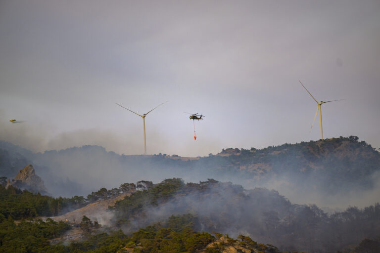 Σμύρνη: Συνεχής η μάχη με τις πυρκαγιές – Μέτωπα μαίνονται σε Κορδελιό, Βουρλά, Μεντερές, Αϊδίνιο, Μουγλά, Μαγνησία, Μπόλου