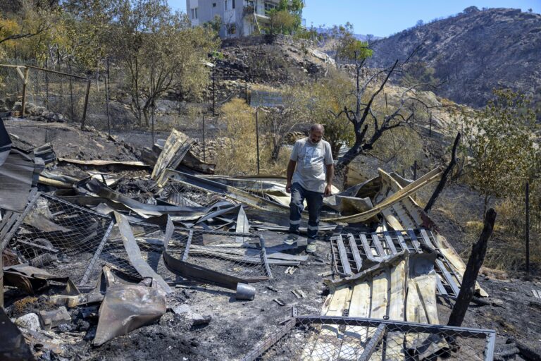 Τουρκία: Σε ύφεση οι πυρκαγιές σε Κορδελιό, Βουρλά και Μπόλου – Ενεργά τα υπόλοιπα μέτωπα