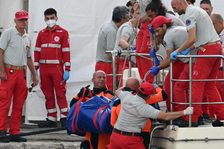Ναυάγιο στη Σικελία: Τι είναι το φαινόμενο «downburst» που ορισμένοι ειδικοί εκτιμούν ότι βύθισε το Bayesian