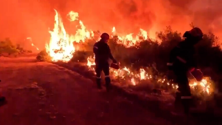 Στην Εύβοια χρησιμοποιήθηκε και αντιπύρ για τον περιορισμό του μετώπου