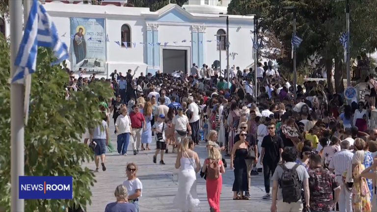 «Πάσχα του Καλοκαιριού»: Με κατάνυξη οι εορτασμοί για την Κοίμηση της Θεοτόκου στην Τήνο και σε κάθε γωνιά της Ελλάδας