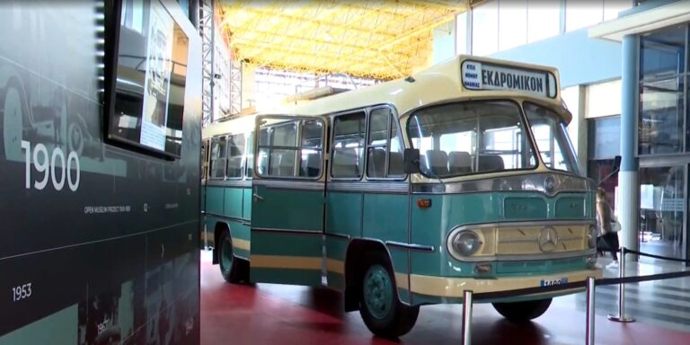 Θεσσαλονίκη: Λεωφορείο της δεκαετίας του 60′ μαγνητίζει τα βλέμματα στα ΚΤΕΛ Μακεδονίας