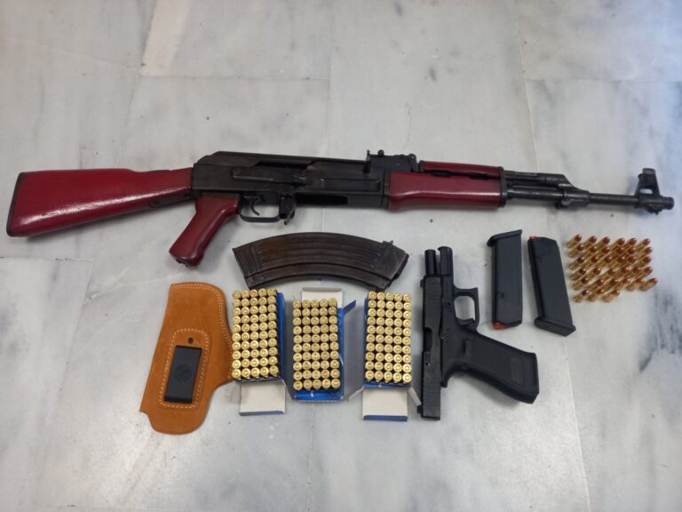 Χανιά: Καλάσνικοφ, περίστροφο, φυσίγγια και γεμιστήρες σε σπίτι – Σύλληψη δύο ατόμων