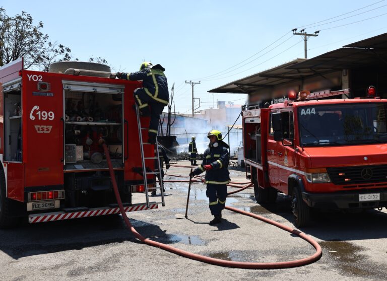 Πυρκαγιά σε επιχείρηση με παλέτες στις Αχαρνές