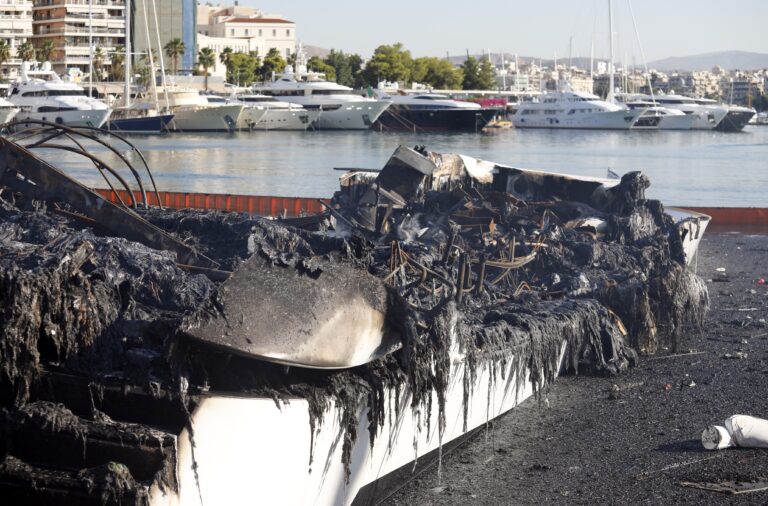 Μαρίνα Ζέας: Εικόνες καταστροφής με σκάφη «λιωμένα» από τις φλόγες – Βίντεο από την επιχείρηση κατάσβεσης