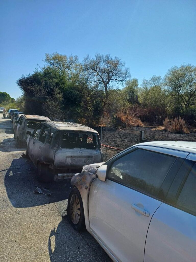 Κέρκυρα: Υπό έλεγχο η φωτιά στο πάρκινγκ της Παραλίας του Ίσσου – Έξι ΙΧ καταστράφηκαν ολοσχερώς