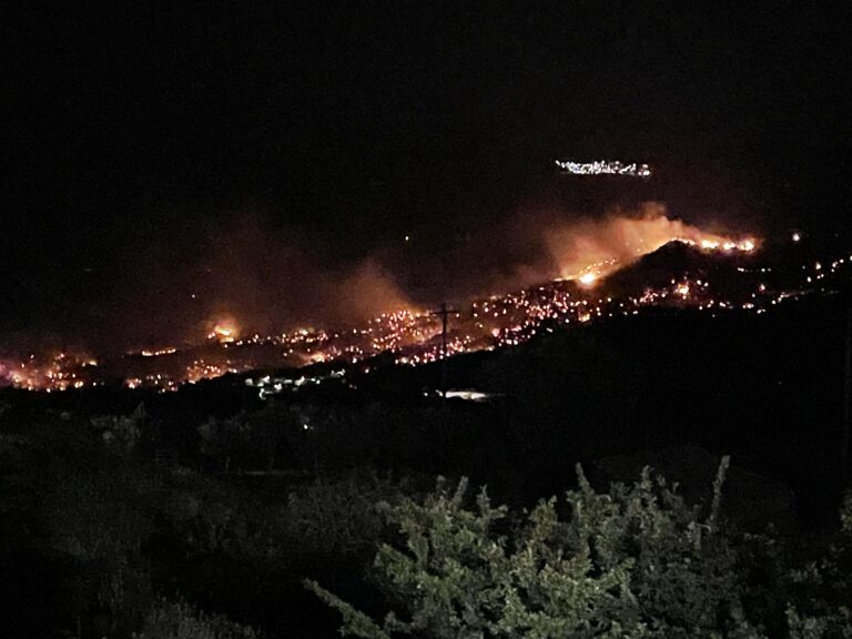 Φωτιά στο Ρέθυμνο: Διάσπαρτες εστίες χωρίς ενιαίο μέτωπο – Ολονύχτια μάχη με τις φλόγες (video)