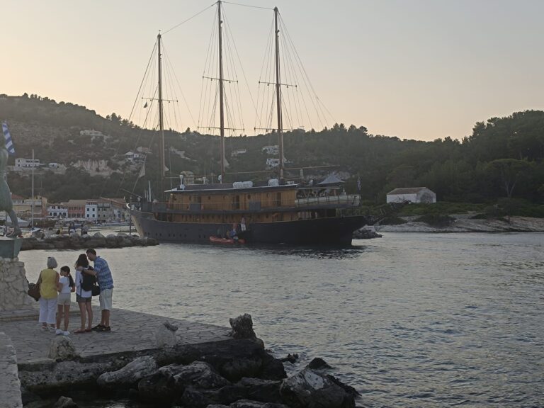 Ιστιοφόρο προσάραξε σε αβαθή στην Παναγιά Γαΐου στους Παξούς ( βίντεο)