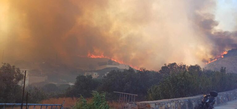 Μαίνεται η φωτιά στους Φούρνους – Ενισχύονται οι δυνάμεις κατάσβεσης (βίντεο)
