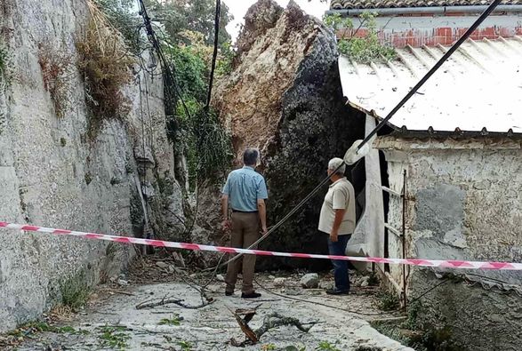 Κέρκυρα: Μεγάλος βράχος έπεσε στον κεντρικό δρόμο του Άνω Γαρούνα – Ζημιές σε κτίσματα και στα δίκτυα ρεύματος και ύδρευσης