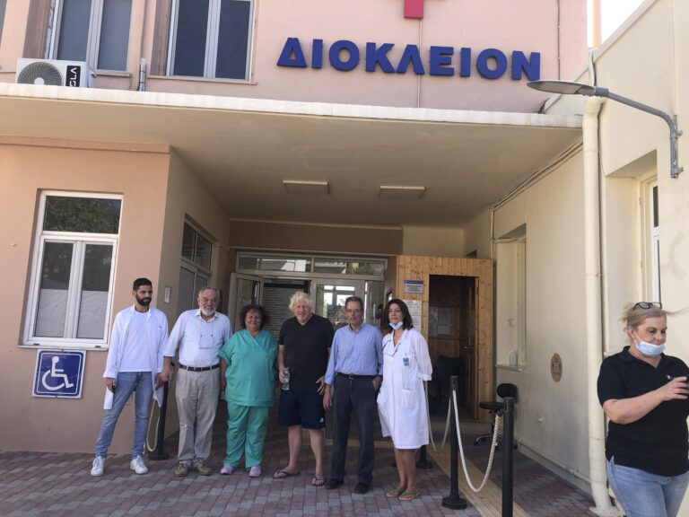 Ο Μπόρις Τζόνσον στο νοσοκομείο Καρύστου – Η ανάρτηση του διοικητή (φωτογραφίες)