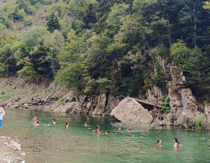 Η παραλία του Δήμου Μετεώρων, γνωστή ως «πλαζ Αλέκος», σε υψόμετρο 1.000 μέτρων