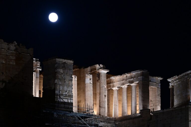 Πανσέληνος στο Μουσείο Ακρόπολης – Συναυλία της μπάντας της Πολεμικής Αεροπορίας με τραγούδια για το φεγγάρι και κινηματογραφική μουσική