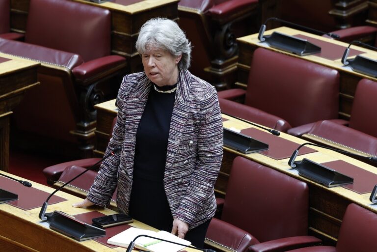 Διαρκείς αναταράξεις στον ΣΥΡΙΖΑ: Δεν παραδίδει την έδρα η Αθηνά Λινού – Τι απαντά η Κουμουνδούρου