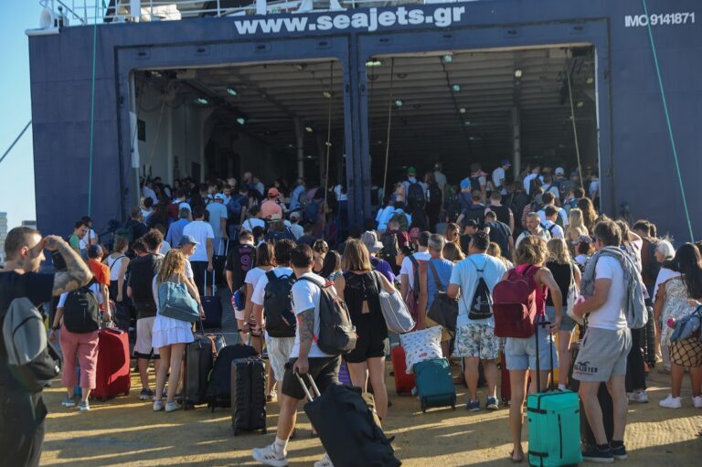 Κορυφώνεται η έξοδος των εκδρομέων του Δεκαπενταύγουστου- Kαθυστερησεις στην Αττική Οδό, γεμάτα αναχωρούν τα πλοία