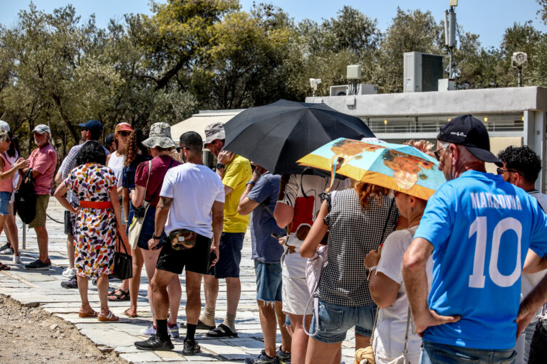Ο καιρός με την Ν. Ζιακοπούλου: Ζέστη και αυξημένη υγρασία – Μεμονωμένες οι μπόρες στα ορεινά