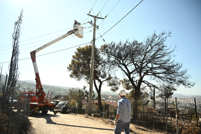 Προβλήματα ηλεκτοδότησης λόγω των πυρκαγιών: Αγώνας δρόμου του ΔΕΔΔΗΕ για αποκατάσταση απόψε
