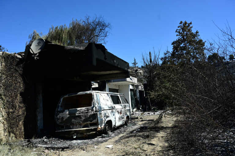 Στάχτες και καπνός μετά από την πυρκαγιά: Τι περιέχουν τα επικίνδυνα μικροσωματίδια που βρίσκονται στον αέρα – Συστάσεις προστασίας