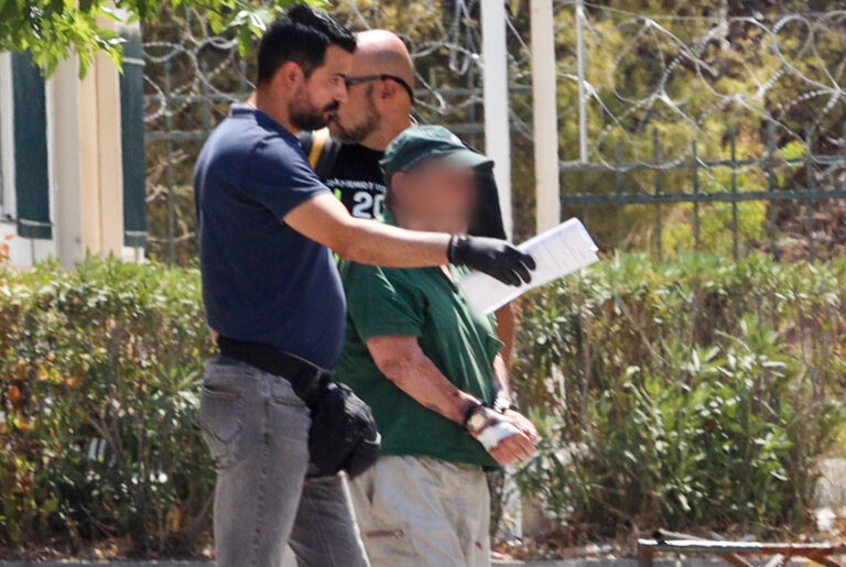 Γλυκά Νερά: Εικόνες ντοκουμέντο από τη δράση του 80χρονου που φέρεται να έβαλε τέσσερις φωτιές
