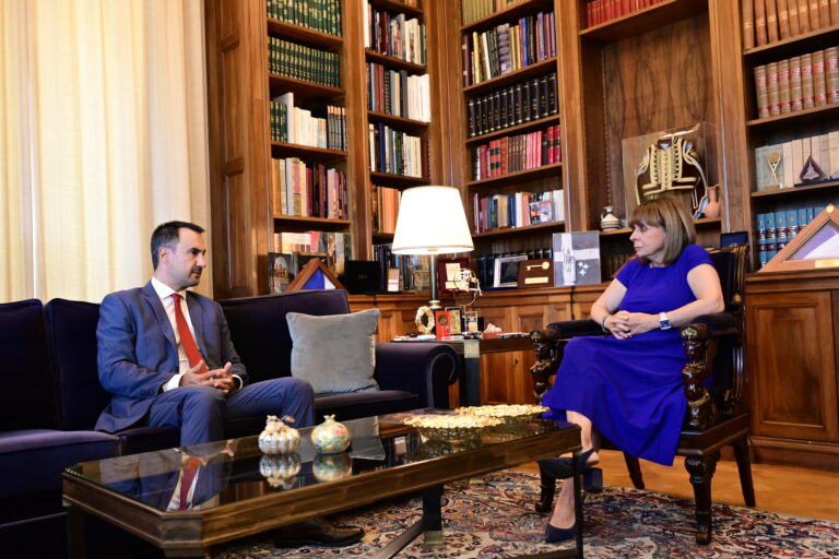 Συνάντηση της Κατερίνας Σακελλαροπούλου με τον Αλέξη Χαρίτση για τις υποκλοπές και τη λειτουργία των θεσμών