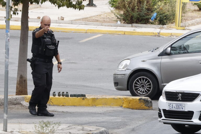 Φορητό οπλοστάσιο με χειροβομβίδες και φυσίγγια στο Κερατσίνι – Η καταδίωξη και η στιγμή που η ομάδα ΔΙΑΣ εντοπίζει το τσαντάκι