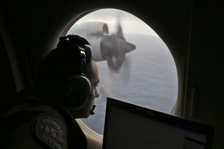 MH370: Ερευνητής ισχυρίζεται ότι έλυσε το μυστήριο – Βρήκε την «τέλεια κρυψώνα» όπου συνετρίβη η καταδικασμένη πτήση της Malaysian Airlines