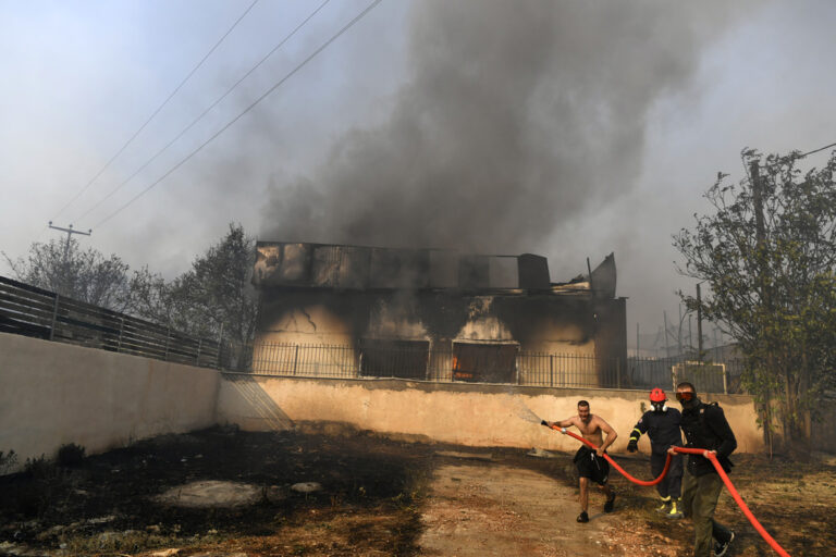 Liveblog Όλες οι εξελίξεις για τις πυρκαγιές στην Αττική