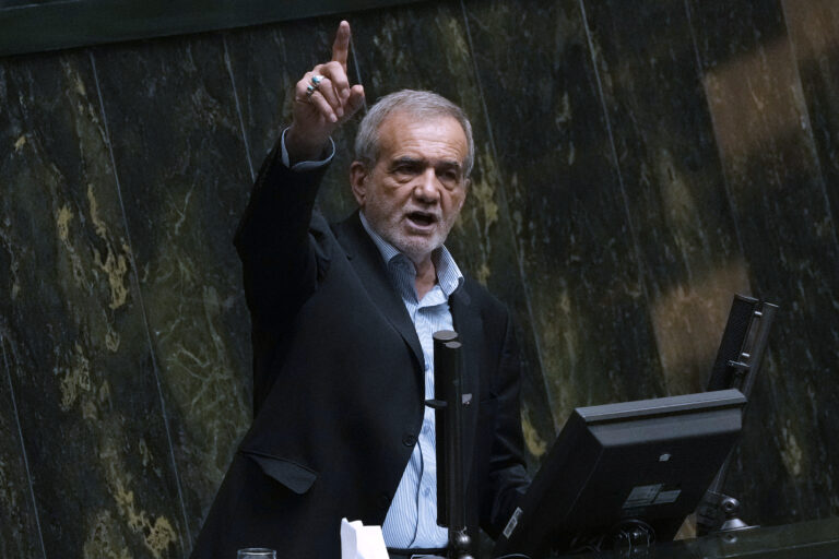 Ιράν: Ο πρόεδρος Πεζεσκιάν διερωτάται για το υψηλό επίπεδο επιδοτήσεων στη βενζίνη της χώρας