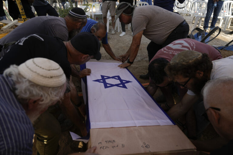 Ισραήλ: Σφαίρες βρέθηκαν στα πτώματα των έξι ομήρων που ανέκτησε ο στρατός από τη Γάζα