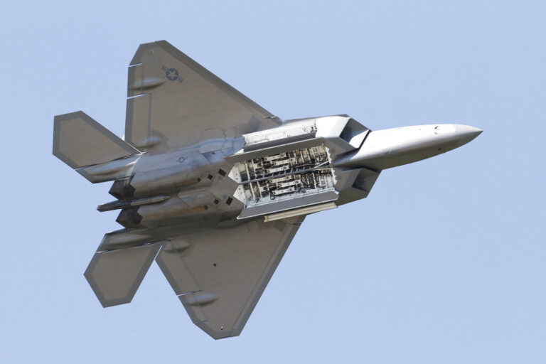M. Aνατολή: Μαχητικά F-22 Raptor στην αμερικανική δύναμη πυρός – Το Ισραήλ ετοιμάζει «ασύμμετρη» απάντηση στο Ιράν