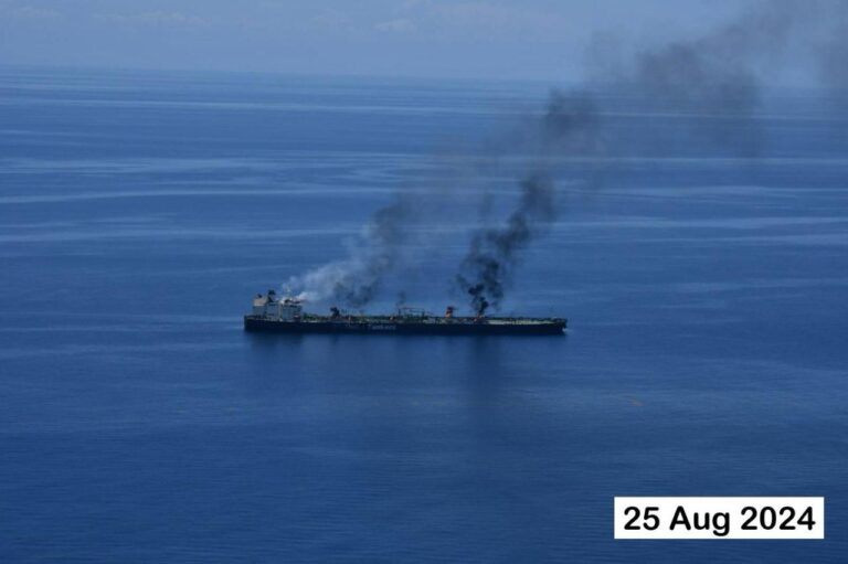 Το υπό ελληνική σημαία δεξαμενόπλοιο Sounion παραμένει φλεγόμενο μετά την επίθεση των Χούθι στην Ερυθρά Θάλασσα
