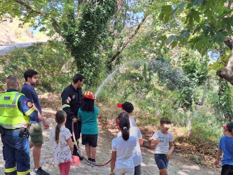 Πεζοπορία, δασοπυρόσβεση και εκπαιδευτικά παιχνίδια για τα παιδιά των κατασκηνώσεων του Δήμου Πατρέων