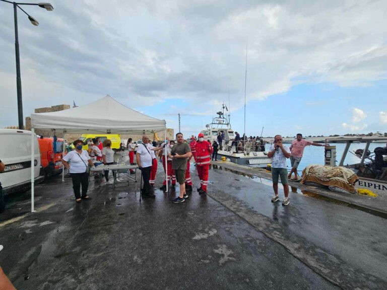 Ιεράπετρα: Περισυνελέγησαν 64 μετανάστες – Επέβαιναν σε ξύλινη βάρκα