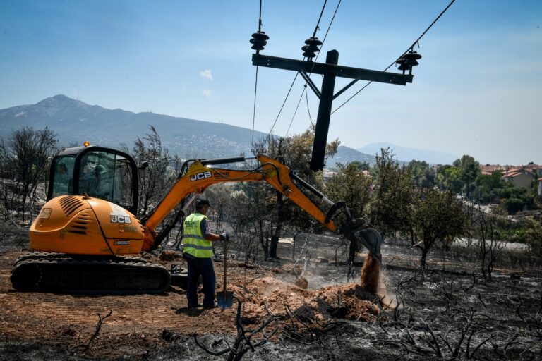 Μάχη για την αποκατάσταση των ζημιών από τις καταστροφικές πυρκαγιές στην Αττική δίνει το τεχνικό προσωπικό του ΔΕΔΔΗΕ και του ΑΔΜΗΕ