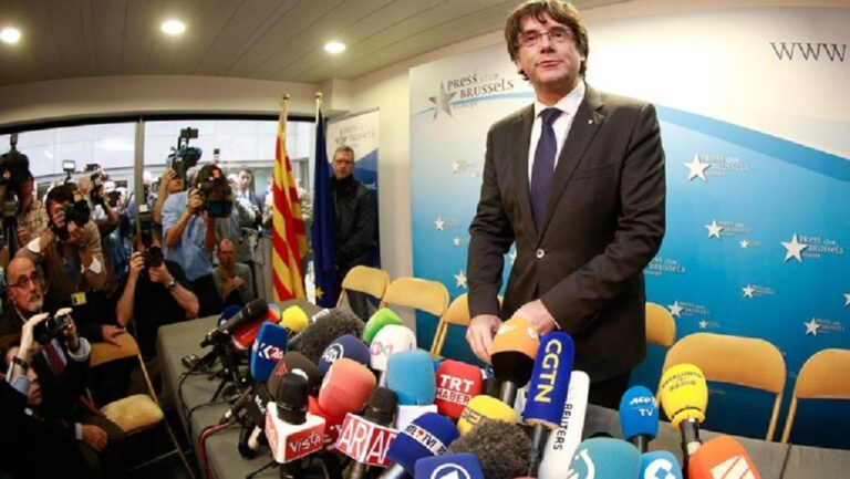 Ο Καταλανός πολιτικός Κάρλας Πουιτζντεμόντ αναμένεται να συλληφθεί αν πατήσει ισπανικό έδαφος