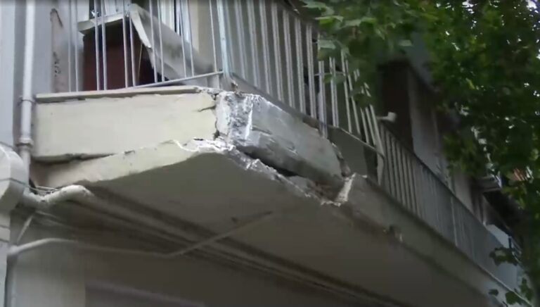 Φορτηγό έπεσε πάνω σε μπαλκόνι στη Θεσσαλονίκη (βίντεο)