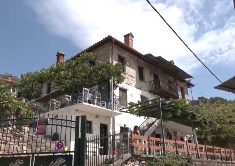 Καφεδάκι και δροσιά στο παραδοσιακό καφενείο του Μεγαλόβρυσου
