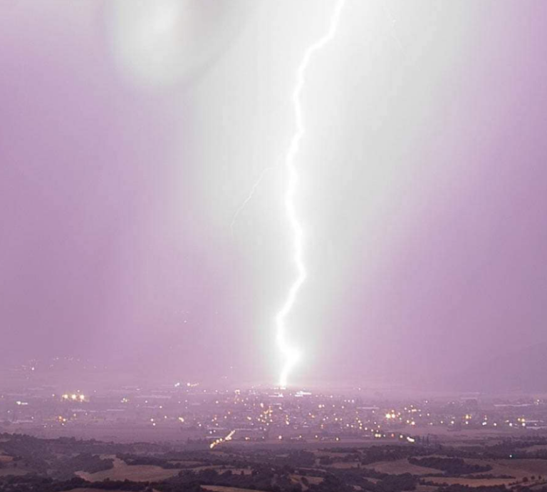 Εντυπωσιακές εικόνες από πτώση κεραυνού στη Θεσσαλονίκη