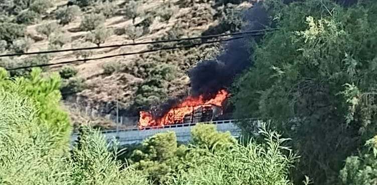 Στις φλόγες τυλίχθηκε νταλίκα στην Ολυμπία Οδό, στο ύψος της Τράπεζας Αιγίου