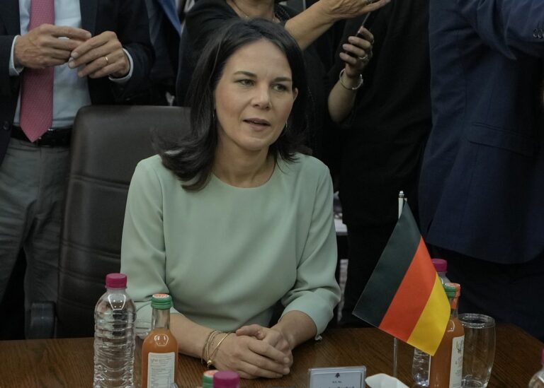 Αν. Μπέρμποκ: Το δόγμα της ελπίδας «δεν θα μας προστατεύσει από τον Πούτιν» – Γερμανοί υπήκοοι κρατούνται σε ρωσικές φυλακές