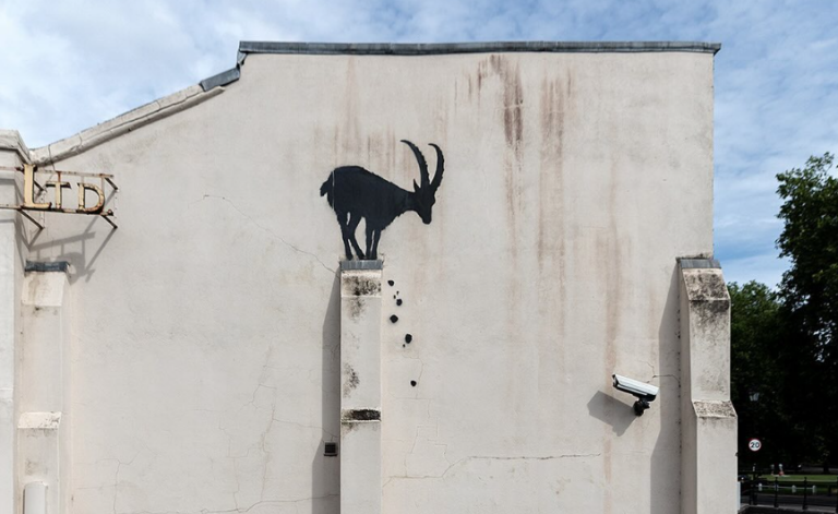 Νέο έργο του Banksy στο Λονδίνο: «Κατσίκα προσπαθεί να επιβιώσει» – Οι ερμηνείες των χρηστών στα social media